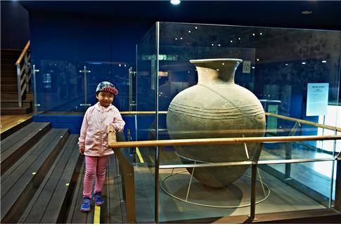 ▲ 사진10. 월지에서 건져올린 토기와 키가 거의 같은 10세 소녀. ⓒ이순희