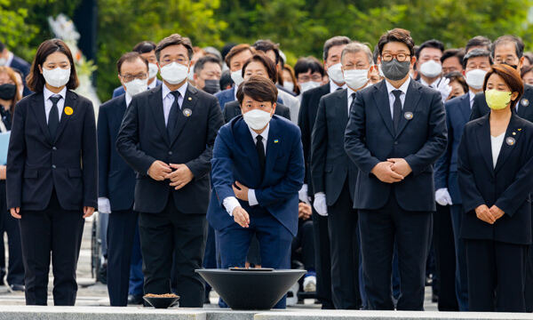 국민의힘 이준석 대표가 23일 경남 김해시 진영읍 봉하마을 노 전 대통령 묘역에서 분향하고 있다. 공동취재