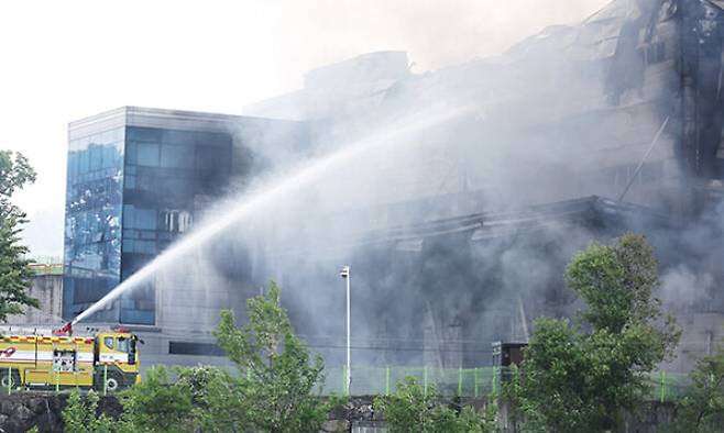 지난 23일 화재가 발생한 경기도 이천시의 한 물류창고에서 소방당국이 진화작업을 하고 있다. 연합뉴스