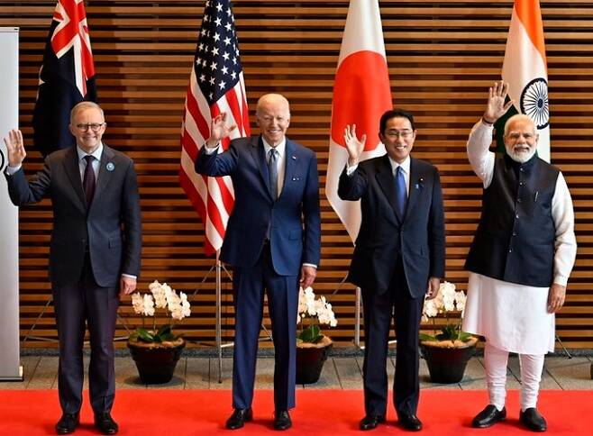 24일 일본 도쿄에서 만난 쿼드 4개국 정상들이 손을 흔들고 있다. 왼쪽부터 앤서니 앨버니지 신임 호주 총리, 조 바이든 미국 대통령, 기시다 후미오 일본 총리, 나렌드라 모디 인도 총리. 앨버니지 총리 SNS 캡처