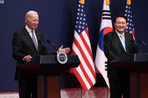 - 지난 21일 한미정상회담에서 양 국이 ‘경제안보·기술동맹’ 확대에 합의하면서 공급망과 첨단기술 분야를 중심으로 한 협력과 공동 대응에 속도가 붙게 됐다. 조 바이든 미국 대통령과 윤석열 대통령이 21일 용산 대통령실 청사 강당에서 한미정상회담 공동 기자회견을 하고 있다. 2022.5.21 대통령실사진기자단