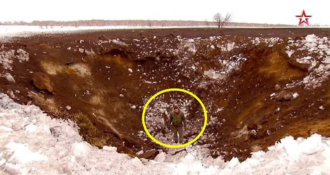 드미트리 로고진 러시아 연방우주국 국장은 사르마트의 위력을 입증하기 위해 탄두없이 발사된 미사일로 생긴 거대한 구덩이를 담은 영상을 공개했다. 구덩이의 크기를 입증하기 위해 서 있는 연방우주국 관계자