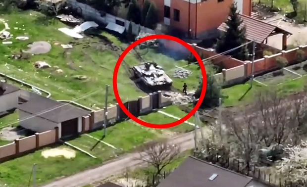 러시아군 탱크는 유도병을 따라 빈집 마당으로 숨어들었다. 나무가 우거진 정원에 매복한 탱크에선 이윽고 러시아 병사들이 차례로 나와 적군 동태를 살폈다./출처=우크라이나 국방장관실 소속 국군지휘통신사령부
