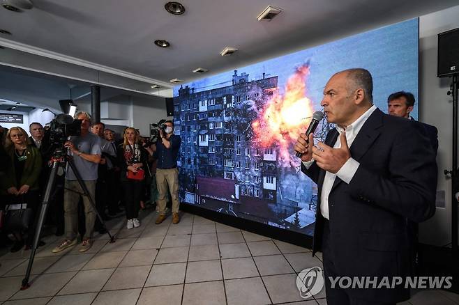 (다보스 AFP=연합뉴스) 우크라이나 기업인이 23일(현지시간) 스위스 다보스에서 열린 세계경제포럼(WEF)의 연차 총회 기간 열리는 '러시아 전쟁 범죄 하우스' 개관식에서 발언하고 있다.  2022.5.23 photo@yna.co.kr