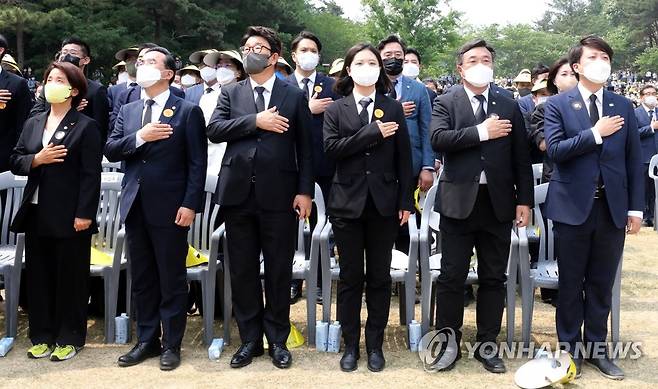 국기에 경례하는 여야 지도부 (김해=연합뉴스) 김동민 기자 = 이준석 국민의힘 대표 등 여야 지도부가 23일 경남 김해시 진영읍 봉하마을에서 엄수된 노무현 전 대통령 서거 13주기 추도식에서 국기에 경례하고 있다. 오른쪽부터 이준석 대표, 더불어민주당 윤호중 공동비대위원장, 박지현 공동비대위원장, 국민의힘 권성동 원내대표, 더불어민주당 박홍근 원내대표, 정의당 이은주 원내대표. 2022.5.23 [공동취재] image@yna.co.kr