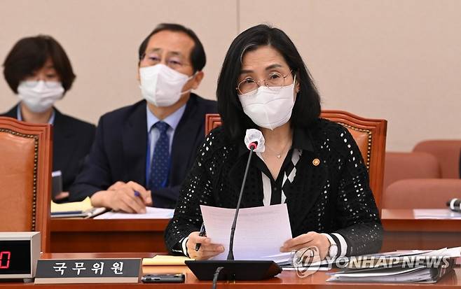 여성가족위원회 출석한 김현숙 여성가족부 장관과 이기순 차관 (서울=연합뉴스) 하사헌 기자 = 김현숙 여성가족부 장관(오른쪽)과 이기순 차관이 20일 서울 여의도 국회에서 열린 여성가족위원회 전체회의에서 의원들의 질의에 답하고 있다. 2022.5.20 [국회사진기자단] toadboy@yna.co.kr