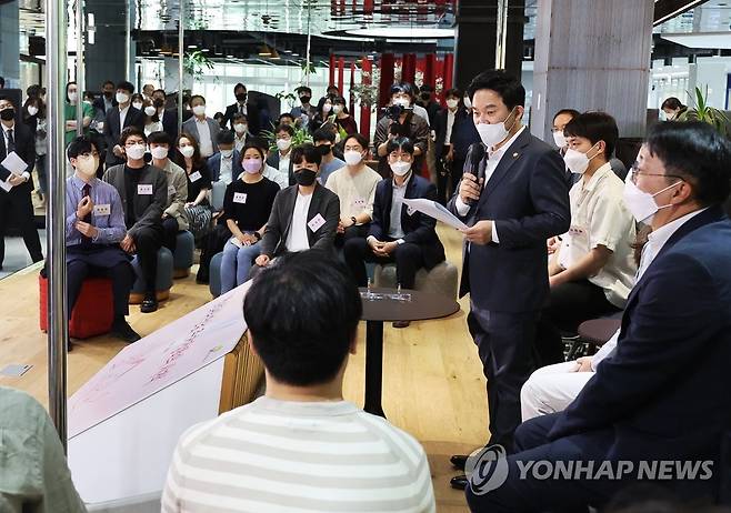 발언하는 원희룡 국토교통부 장관 (성남=연합뉴스) 홍기원 기자 = 원희룡 국토교통부 장관이 24일 오후 경기도 성남시 수정구 LH기업성장센터에서 열린 '청년과의 만남, 주거정책의 시작' 간담회에서 발언하고 있다. 2022.5.24 xanadu@yna.co.kr