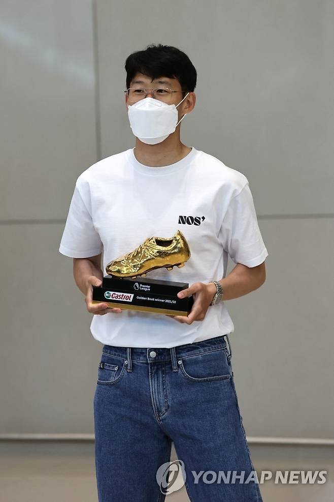 EPL 득점왕 손흥민, 시즌 마치고 귀국 (영종도=연합뉴스) 홍해인 기자 = 2021~2022 시즌 잉글랜드 프리미어리그(EPL) 득점왕을 차지한 토트넘 홋스퍼의 손흥민이 24일 오후 인천국제공항 제2여객터미널을 통해 입국하고 있다. 2022.5.24 hihong@yna.co.kr