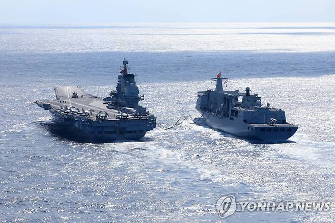 중국 랴오닝 항모 [베이징 신화=연합뉴스 자료사진] 중국의 해군 항공모함 랴오닝호(왼쪽)가 2021년 12월 공해에서 전투 훈련을 벌이던 도중 물자 보급을 받는 모습. 2021.12.31 jsmoon@yna.co.kr