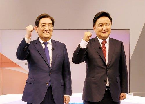 노영민(왼쪽) 후보와 김영환 후보 [연합뉴스 자료사진]