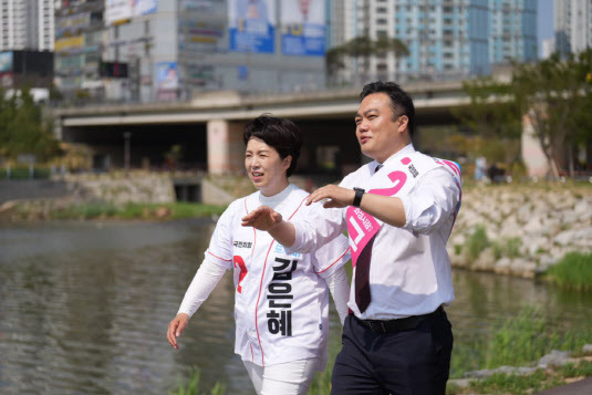 김은혜 국민의힘 경기지사 후배와 지역구를 돌고 있는 구혁모 국민의힘 화성시장 후보 (구혁무 후보 페이스북)