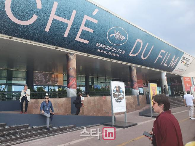 지난 18일 제75회 칸 국제영화제의 메인 행사장인 팔레 데 페스티벌 내 마련된 필름마켓 부스 건물 앞에 영화 ‘헤어질 결심’의 포스터가 전시됐다. (사진=김보영 기자)
