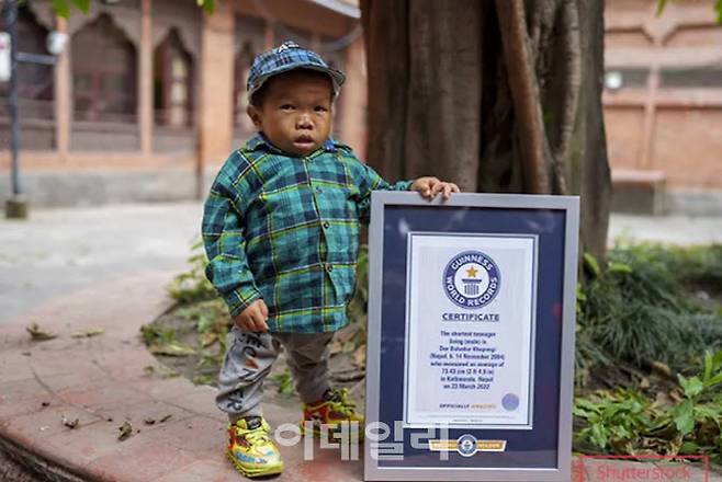 ‘살아있는 세계 최단신 청소년’ 기네스북 기록에 오른 네팔인 ‘도르 바하두르 카판지’. (사진=기네스북 홈페이지 켑처)