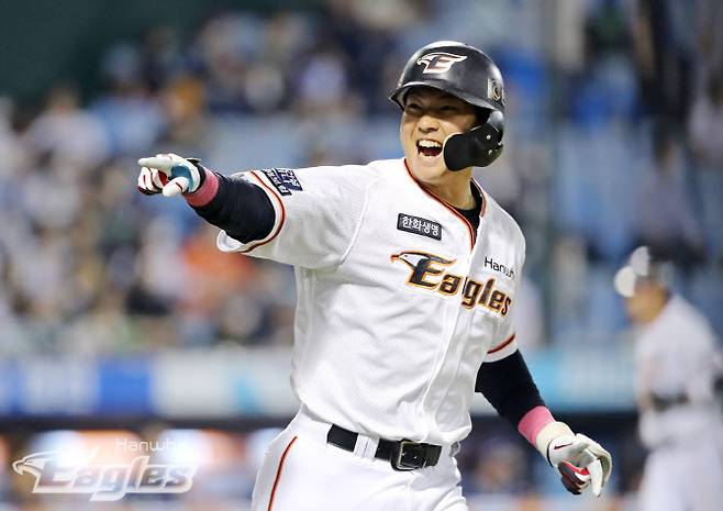 25일 대전 한화생명이글스파크에서 열린 프로야구 두산과 한화의 경기. 6회말 만루홈런을 날린 한화 박상언이 환호하고 있다. 2사진=한화 이글스 제공