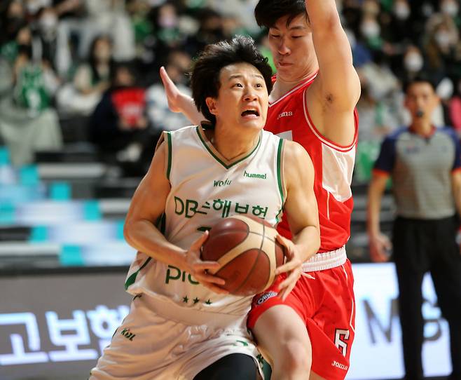 프로농구 전주 KCC가 허웅(사진)과 이승현을 영입하며 단번에 우승후보로 뛰어 올랐다. [연합뉴스]