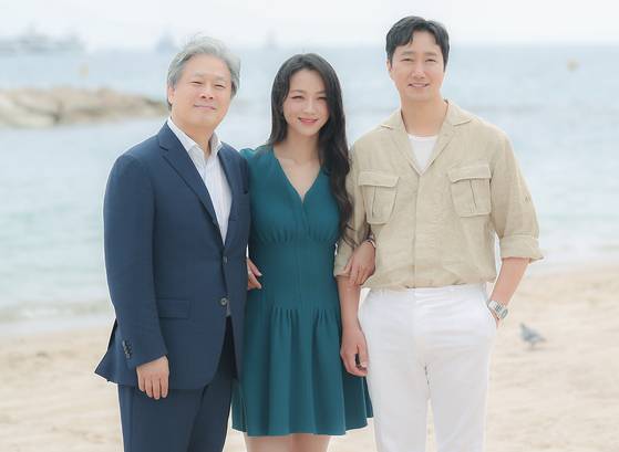 제75회 칸영화제(Cannes Film Festival) 경쟁부문 초청작 '헤어질 결심(박찬욱 감독)' 팀이 칸 현지에서 국내 매체들과 인터뷰를 진행했다. | 칸(프랑스)=박세완 기자 park.sewan@jtbc.co.kr 〈사진=JTBC엔터뉴스〉