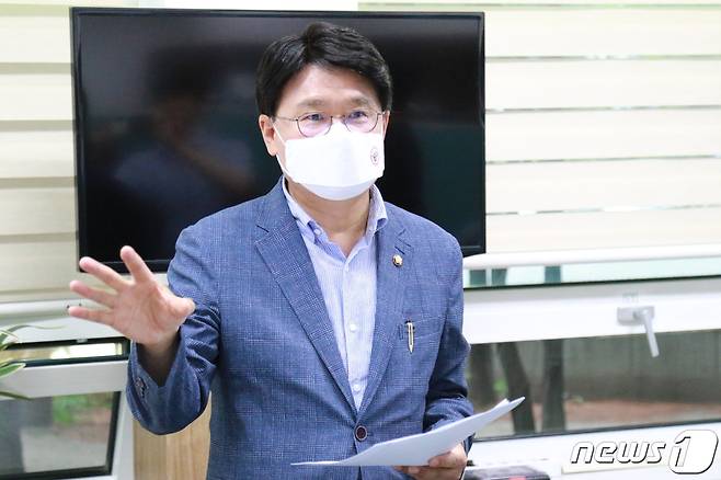 황운하 더불어민주당 의원이 25일 대전시의회 기자실에서 회견을 열고 입장을 밝히고 있다.© 뉴스1