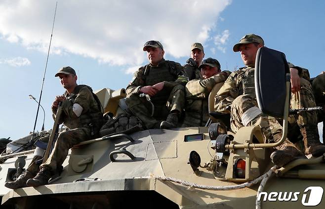 우크라이나 동부 돈바스 지역 친러 반군 병사들. 2022.05.16/뉴스1 © 로이터=뉴스1 © News1 김민수 기자