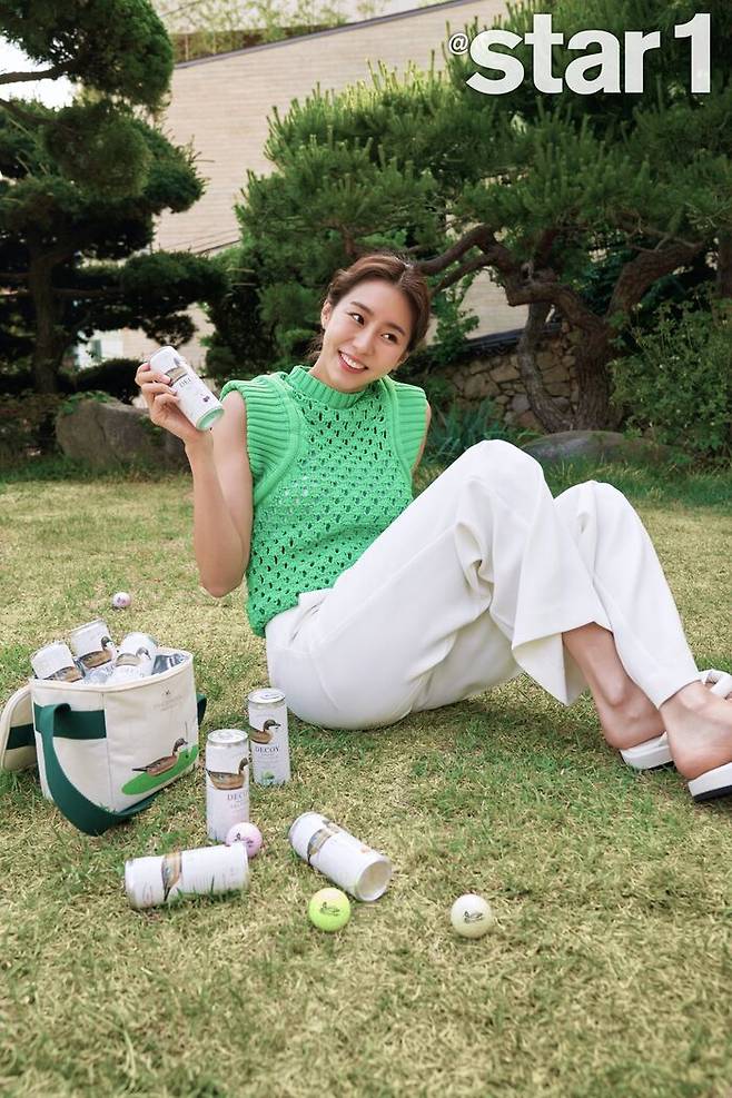 Actor Uee expressed his mind that he was more comfortable in his appearance obsession.The June issue of At Style, which was released on the 25th, included interviews with Uees pictorials, which were based on the concept of wine and golf.Uee showed the charm of Ghost in the TVN drama Ghost Doctor which last February, playing the role of Jang Se-jin, an overseas neurosurgeon.Uee, who first challenged the medical drama, said, I was worried because there were many medical terms, but I got confidence because I had an unexpected reaction that it was a Uee showed off actors such as Jung Ji-hoon (Rain), Kim Bum, and Son Na-eun and limited-class chemistry in Ghost Doctor.In particular, he expressed his affection for his breathing with Son Na-eun, saying, I have something in common with the girl group activities, so I got closer even if I do not see them often.Uee confessed that he had been free from his obsession with dieting.Uee, who said he had put down his compulsions about his body and face, said, I think there was a part of compulsion with some eyes that looked at me badly.Im trying to love myself more, he said.Uee said last year that he had increased 8kg after dieting through an entertainment show. I took a body profile and returned to my original weight because I was 8kg back.I dont think weight matters much; Im keeping a healthy figure, he said.