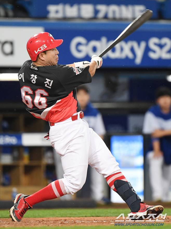 25일 대구 라이온즈파크에서 열린 KIA 타이거즈와 삼성 라이온즈 경기. 5회초 1사 만루 이창진이 2타점 적시타를 치고 있다. 대구=정재근 기자 cjg@sportschosun.com/2022.5.25/