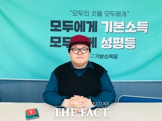 기본소득당 신원호 대구시장 후보는 "낡은 고인물 정치를 바꿀 수 있는 청년 정치인을 주목해달라"며 지지를 호소했다 / 대구 = 박성원 기자