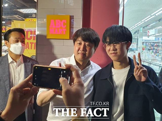 이준석 국민의힘 대표(사진 가운데)가 25일 대전 서구 둔산동 갤러리아 타임월드 인근에서 지원유세를 진행한 뒤 지지자와 기념 촬영을 하고 있다. / 대전 = 김성서 기자