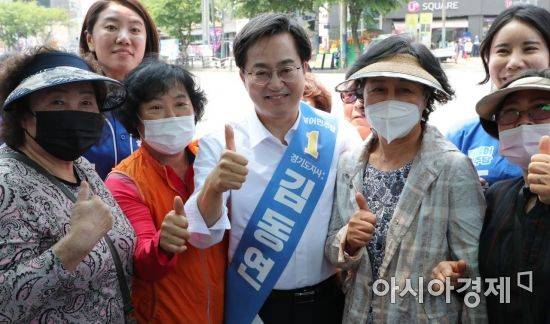 김동연 더불어민주당 경기도지사 후보가 20일 경기 광주시 이마트 경기광주점 앞에서 열린 유세에 참석, 시민들과 기념촬영을 하고 있다./국회사진기자단