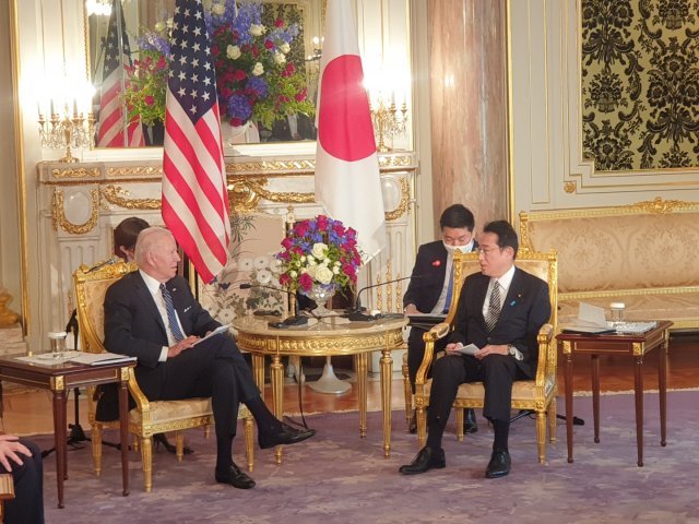 조 바이든 미국 대통령(왼쪽)과 기시다 후미오 일본 총리가 환담하고 있다.