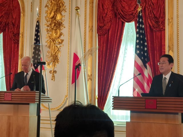 기자회견 중인 조 바이든 미국 대통령(왼쪽)과 기시다 후미오 일본 총리.