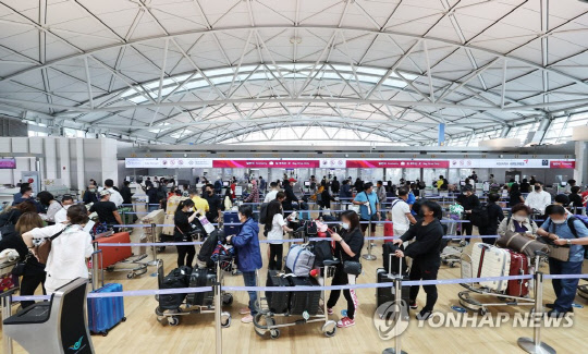 25일 여행객들이 영종도 인천국제공항 제1여객터미널 출국장에서 대기하고 있다. 연합뉴스