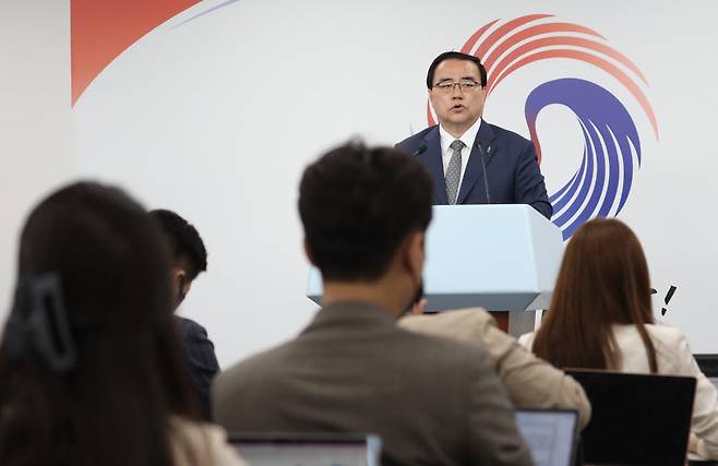 김성한 국가안보실장이 21일 서울 용산 대통령실 청사 오픈 라운지에서 브리핑하고 있다. 연합뉴스