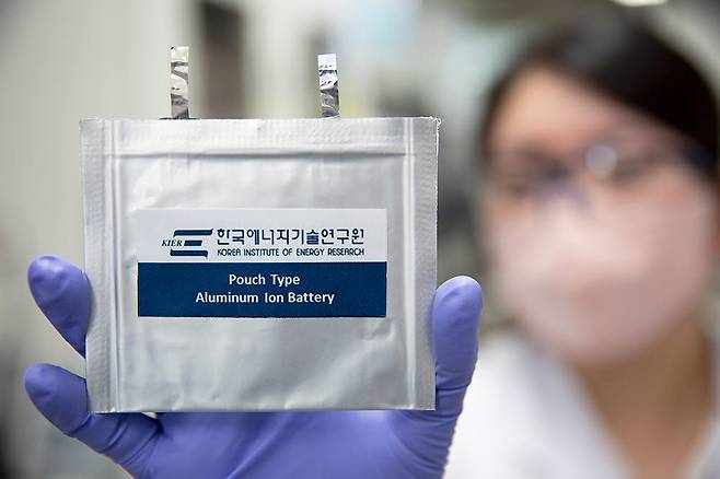 에너지연이 국제 공동연구로 개발한 초고속 충전 가능 알루미늄 이온배터리 파우치 셀.