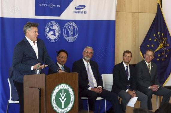 스텔란티스 최고운영책임자(COO) 마크 스튜어트(왼쪽)가 24일(현지시간) 인디애나주 코코모의 아이비텍 커뮤니티칼리지에서 삼성SDI와 합작으로 25억달러를 들여 이곳에 리튬이온 배터리 공장을 짓는다고 발표하고 있다. AP뉴시스
