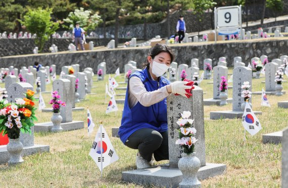 효성 임직원이 25일 국립서울현충원에서 묘역정화 활동을 하고 있다. 효성 제공