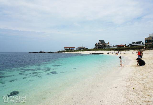 홍조류 퇴적으로 형성된 서빈백사해변.