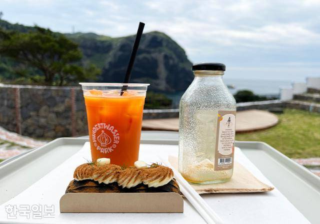 훈데르트바서파크 '카페 톨칸이'의 땅클레어(땅콩+에클레어)와 당근오렌지쥬스.