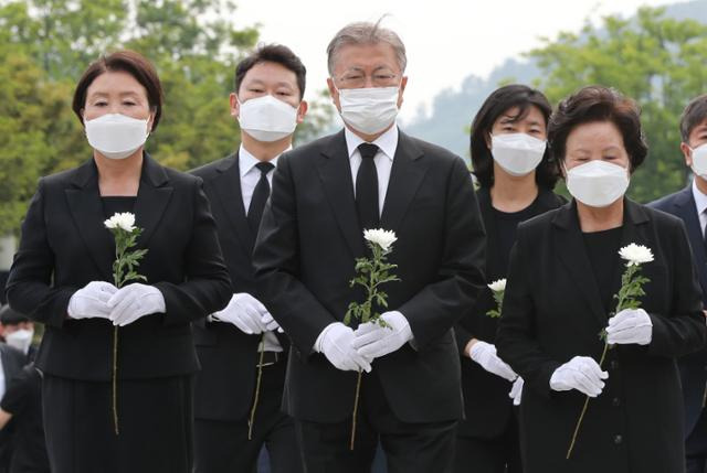 23일 경남 김해시 진영읍 봉하마을에서 열린 노무현 전 대통령 서거 13주기 추도식에서 문재인 전 대통령(가운데)이 헌화하고 있다. 오른쪽은 권양숙 여사. 김해=연합뉴스