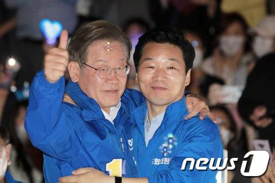 인천 계양을 보궐선거에 출마한 이재명 민주당 총괄선대위원장(왼쪽)이 21일 오후 경기 성남 분당구 야탑역을 찾아 김병관 분당갑 보궐선거 후보와 합동 유세 중 포옹하고 있다. 뉴스1