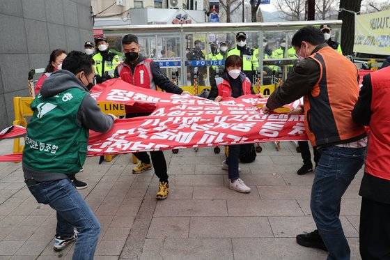 지난 3월 30일 오전 서울 통의동 대통령직인수위원회 앞에서 민주노총 전국민주일반노동조합연맹이 연 기자회견에서 참가자들이 비정규직 차별철폐와 격차해소, 직무급 임금체계 및 저임금 임금구조 철폐 등을 촉구하는 퍼포먼스를 펼치고 있다. 연합뉴스