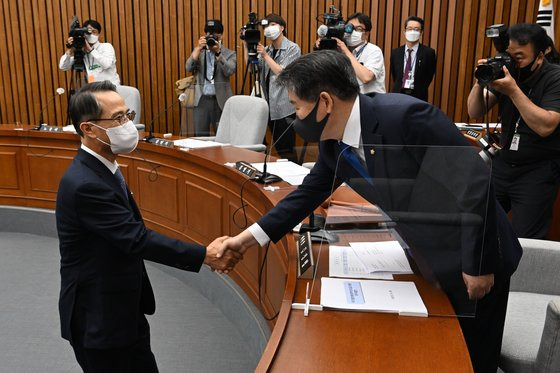 김규현 국정원장 후보자(왼쪽)가 25일 국회에서 열린 인사청문회를 앞두고 김경협 정보위원장과 악수하고 있다. 김성룡 기자
