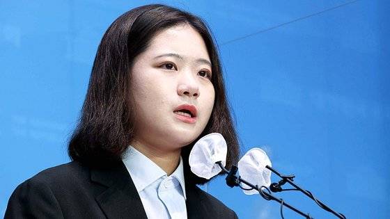 박지현 더불어민주당 공동비상대책위원장이 24일 서울 여의도 국회 소통관에서 대국민 호소 기자회견을 하고 있다. 김성룡 기자