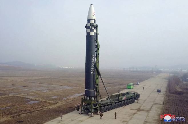 북한이 지난 3월 24일 신형 대륙간탄도미사일(ICBM) ‘화성-17형’ 시험발사를 준비하고 있다. 연합뉴스