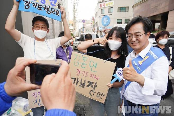 김동연 더불어민주당 경기도지사 후보가 25일 오후 경기 이천시 이천라온팰리스 앞에서 열린 이천 유세에서 지지자들과 함께 사진을 찍고 있다.