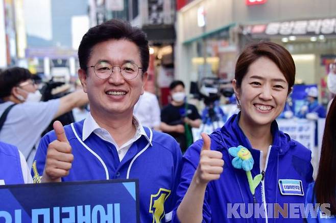 25일 더불어민주당 허태정 대전시장 후보와 고민정 국회의원(오른쪽)이 민주당 지지를 호소하고 있다. 사진=허태정 캠프.