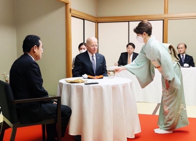 기시다 총리의 부인 유코 여사가 일본식 옷차림으로 함께해 바이든 대통령에게 차를 직접 대접하고 있다. 일본 총리 관저 트위터 캡처