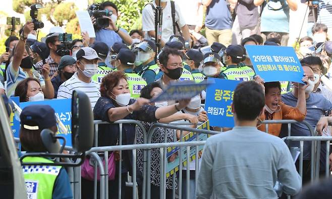 전두환 전 대통령이 항소심 재판에 출석한 후 광주지방법원을 떠나는 장면을 지켜보는 5월 단체 회원들이 울분을 토하고 있다. 2021. 8. 9. / 사진 = 매일경제