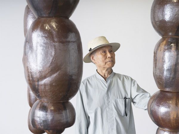 1960년대 초기 작품을 바라보는 한국 전위예술 선구자 이승택 작가.  [사진 제공 = 갤러리현대]