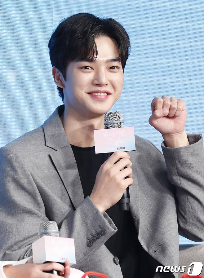 (서울=뉴스1) 권현진 기자 = 배우 송강이 20일 오전 서울 동대문 JW 메리어트 호텔에서 열린 넷플릭스 오리지널 시리즈 '좋아하면 울리는' 제작 발표회에 참석해 포즈를 취하고 있다.   '좋아하면 울리는'은 좋아하는 사람이 반경 10m 안에 들어오면 알람이 울리는 '좋알람' 어플이 개발되고, 알람을 통해서만 마음을 표현할 수 있다고 여겨지는 세상에서 펼쳐지는 세 남녀의 투명도 100% 로맨스를 그렸다. 2019.8.20/뉴스1