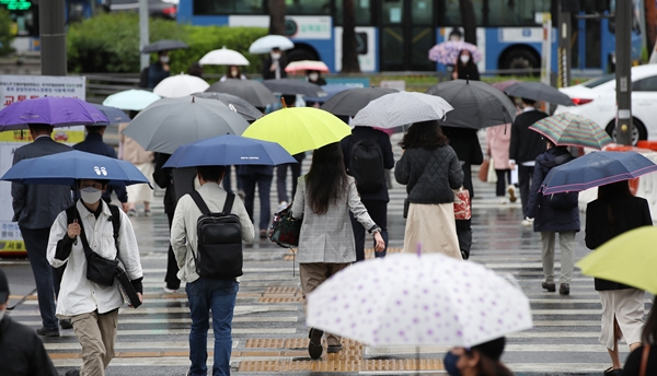 목요일은 전국에 구름이 많으며 이른 오전부터 비가 내릴 예정이다. 사진은 지난달 29일 서울역 인근에서 우산 쓴 시민들. /사진=뉴스1