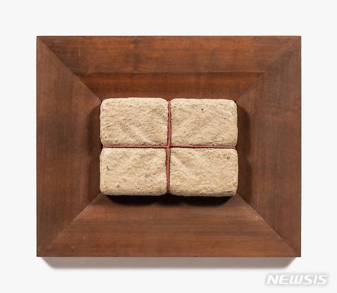 [서울=뉴시스]이승택, 무제, 1985, 고서-종이, 노끈, 나무 Ʋ, 50.9 x 60.7 x 8(d)cm